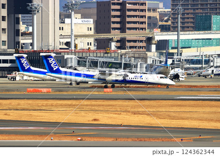 大阪国際空港 ANA ボンバルディア DHC8-Q400 プロペラ機 離陸態勢 スカイパーク 大阪国際空港 ANA ボンバルディア DHC8-Q400 プロペラ機 離陸態勢 スカイパーク 124362344