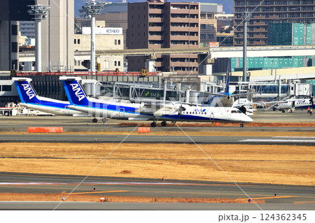 大阪国際空港 ANA ボンバルディア DHC8-Q400 プロペラ機 離陸態勢 スカイパーク 大阪国際空港 ANA ボンバルディア DHC8-Q400 プロペラ機 離陸態勢 スカイパーク 124362345