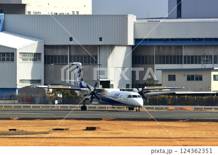 大阪国際空港　ANA　ボンバルディア　DHC8-Q400 プロペラ機　離陸態勢　スカイパーク 124362351
