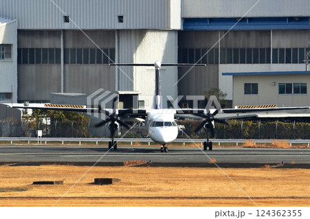大阪国際空港 ANA ボンバルディア DHC8-Q400 プロペラ機 離陸態勢 スカイパーク 大阪国際空港 ANA ボンバルディア DHC8-Q400 プロペラ機 離陸態勢 スカイパーク 124362355