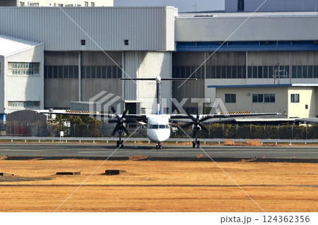 大阪国際空港 ANA ボンバルディア DHC8-Q400 プロペラ機 離陸態勢 スカイパーク 大阪国際空港 ANA ボンバルディア DHC8-Q400 プロペラ機 離陸態勢 スカイパーク 124362356