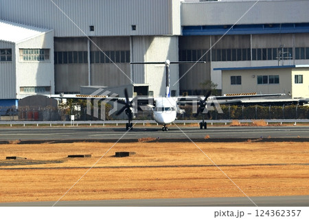 大阪国際空港 ANA ボンバルディア DHC8-Q400 プロペラ機 離陸態勢 スカイパーク 大阪国際空港 ANA ボンバルディア DHC8-Q400 プロペラ機 離陸態勢 スカイパーク 124362357