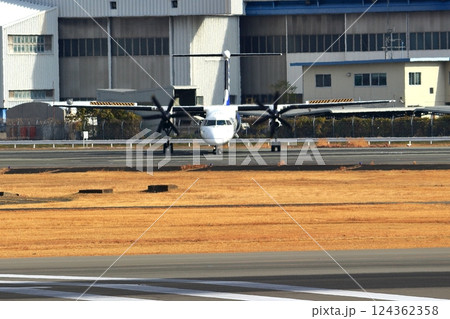 大阪国際空港　ANA　ボンバルディア　DHC8-Q400 プロペラ機　離陸態勢　スカイパーク 124362358