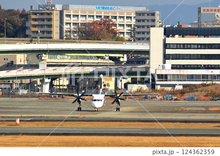 大阪国際空港　ANA　ボンバルディア　DHC8-Q400 プロペラ機　離陸態勢　スカイパーク 124362359