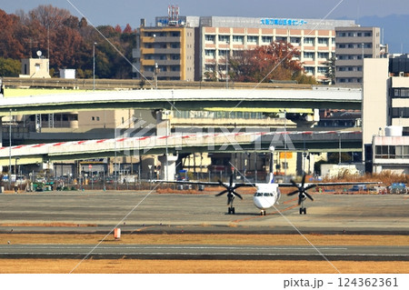 大阪国際空港 ANA ボンバルディア DHC8-Q400 プロペラ機 離陸態勢 スカイパーク 大阪国際空港 ANA ボンバルディア DHC8-Q400 プロペラ機 離陸態勢 スカイパーク 124362361