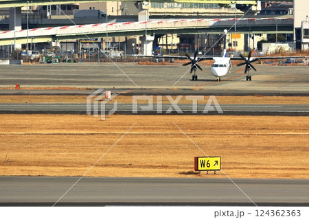 大阪国際空港　ANA　ボンバルディア　DHC8-Q400 プロペラ機　離陸態勢　スカイパーク 124362363