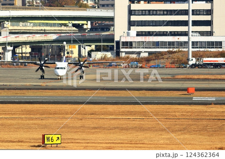 大阪国際空港　ANA　ボンバルディア　DHC8-Q400 プロペラ機　離陸態勢　スカイパーク 124362364