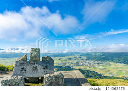 熊本県阿蘇市 秋の大観峰から眺める阿蘇のカルデラ 熊本県阿蘇市 秋の大観峰から眺める阿蘇のカルデラ 124362676