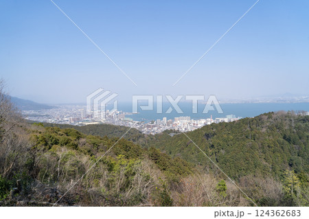逢坂山の山頂から見た景色(滋賀県大津市) 逢坂山の山頂から見た景色(滋賀県大津市) 124362683