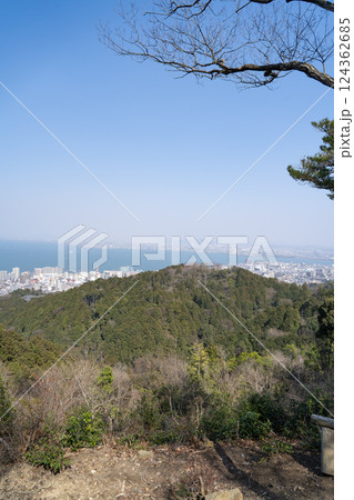逢坂山の山頂から見た景色（滋賀県大津市） 124362685