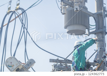 配電線作業　配電工事 124362773