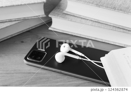 スマホと本とイヤホン　オーディオブック 124362874