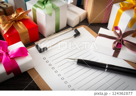 チェックリストとギフトボックス　買い物リスト　用意するプレゼントを書き出す 124362877