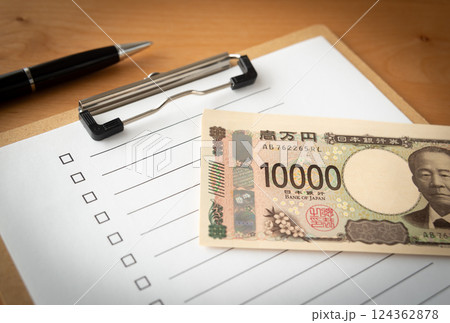 チェックリストと一万円札　チェックボックス　新紙幣とチェック表　一覧表 124362878
