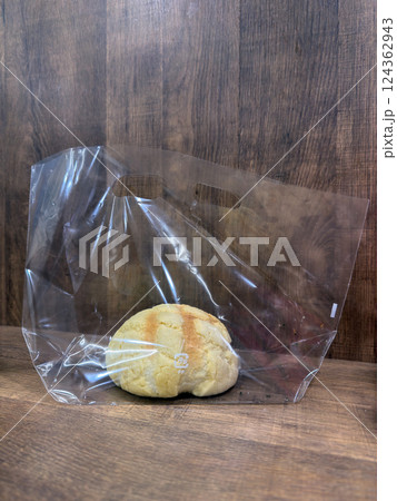 袋に入ったメロンパン 袋に入ったメロンパン 124362943