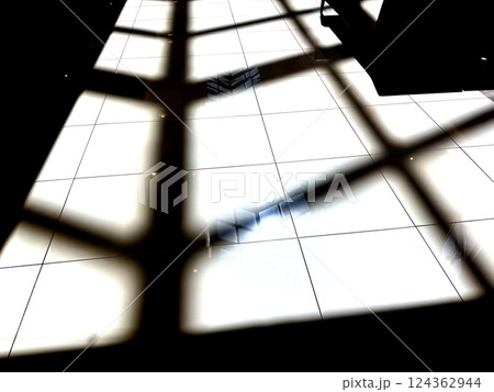 窓の光が差し込む床01 窓の光が差し込む床01 124362944