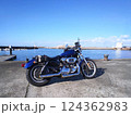 バイクと海と青い空 124362983