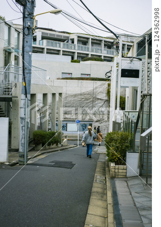表参道　裏路地の風景 124362998