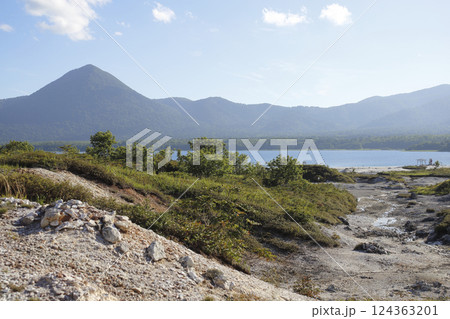 恐山の荒涼とした岩肌と宇曽利湖、大尽山 恐山の荒涼とした岩肌と宇曽利湖、大尽山 124363201