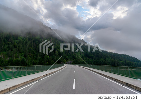 Bridge over Lake Sylvenstein, in the Karvendel Mountains in Upper Bavaria 124363251