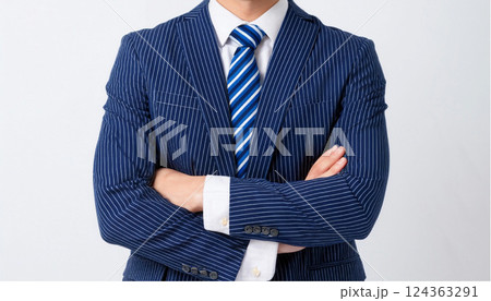 腕を組む男性 124363291