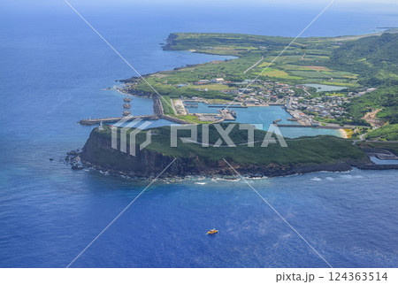 日日本最西端・与那国島の西崎(いりざき)と久部良港 日日本最西端・与那国島の西崎(いりざき)と久部良港 124363514