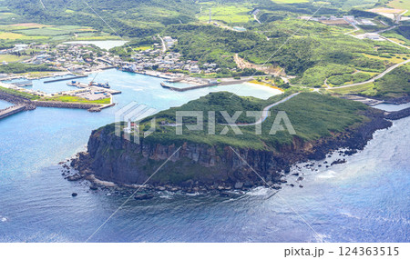 日本最西端・与那国島の西崎(いりざき)と久部良港 日本最西端・与那国島の西崎(いりざき)と久部良港 124363515