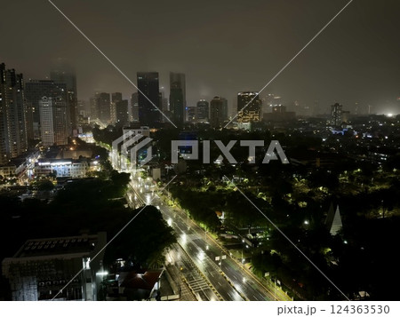 ジャカルタの夜明け前 124363530