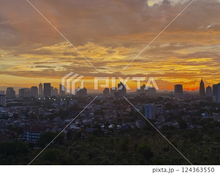 都心に沈む夕日 124363550