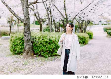 桜並木を散歩する若い女性 桜並木を散歩する若い女性 124364083