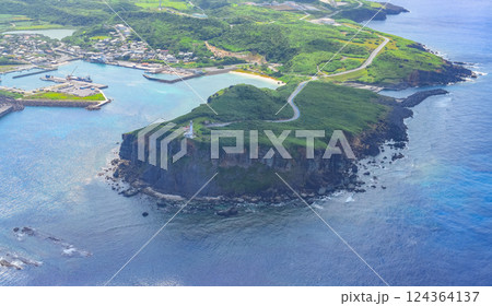 日本最西端・与那国島の西崎(いりざき)と久部良港 日本最西端・与那国島の西崎(いりざき)と久部良港 124364137