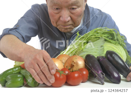 野菜を検品している老人 124364257