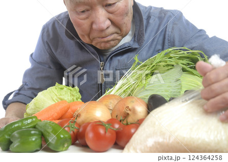 白米と野菜を検品している笑顔の老人 124364258