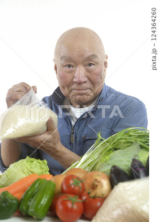 白米と野菜を検品している笑顔の老人 124364260