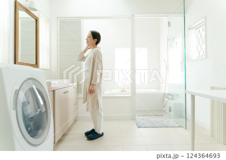 洗面所で鏡を見る主婦 洗面所で鏡を見る主婦 124364693