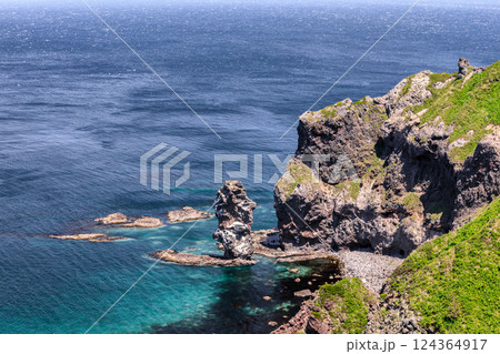 北海道積丹町、神威岬展望台から眺めた水無しの立岩【5月】 北海道積丹町、神威岬展望台から眺めた水無しの立岩【5月】 124364917