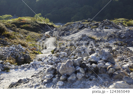 恐山の荒涼とした岩肌と石積み 124365049