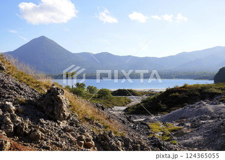 恐山の荒涼とした岩肌と宇曽利湖、大尽山 恐山の荒涼とした岩肌と宇曽利湖、大尽山 124365055