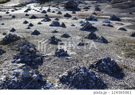 恐山の荒涼とした大地の石積み 124365061