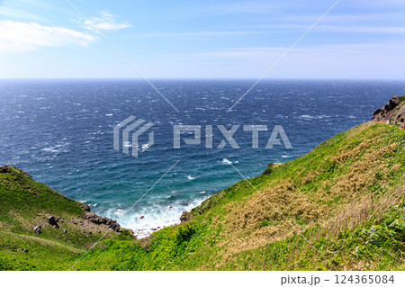 北海道積丹町、神威岬展望台からの眺め【5月】 124365084