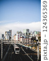 東京の街並みと電車 124365369