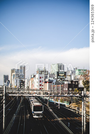 東京の街並みと電車 124365369