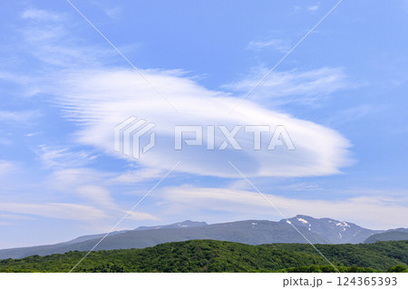 北海道積丹町、積丹岳上空に現れたレンズ雲【5月】 124365393