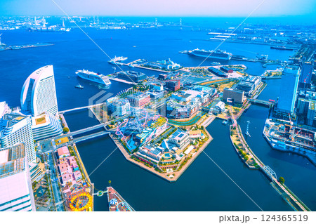 日本の横浜都市景観 初入港。横浜港に到着したオイローパ2。まもなく新港ふ頭＝3月25日 124365519