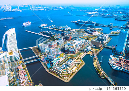 日本の横浜都市景観 初入港。横浜港に到着したオイローパ2。まもなく新港ふ頭＝3月25日 124365520