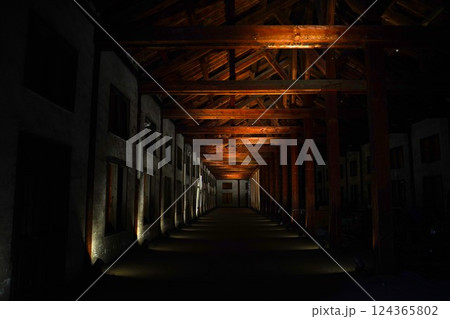 暗い木造倉庫の内部 暗い木造倉庫の内部 124365802