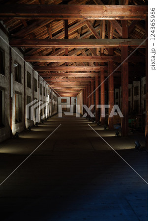暗い木造倉庫の内部 暗い木造倉庫の内部 124365986