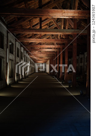 暗い木造倉庫の内部 124365987