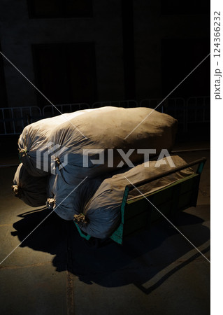 暗がりにある怪しい麻袋 暗がりにある怪しい麻袋 124366232