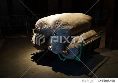 暗がりにある怪しい麻袋 124366236